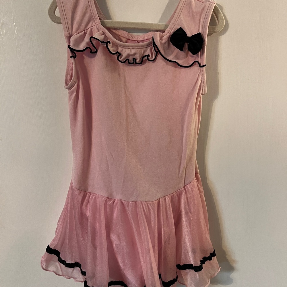 ❤️3/$10 Pink Girls Leotard with Black Trim and skirt
